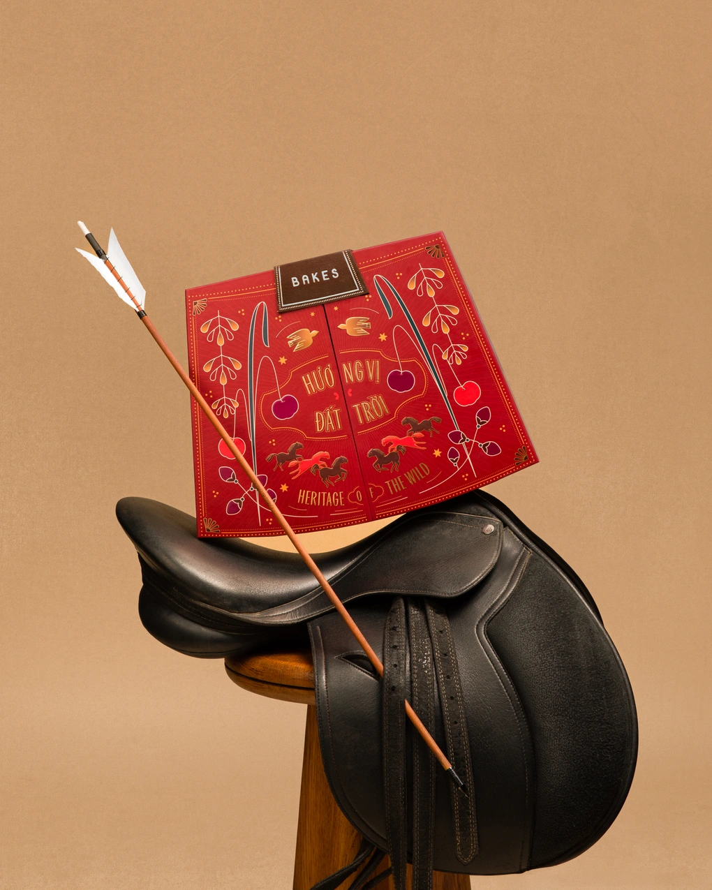 Bao bì quà Tết “Hương vị đất trời” lấy cảm hứng từ hình dáng yên ngựa, biểu tượng của những chuyến đi và tinh thần khám phá (Ảnh: Bakes).