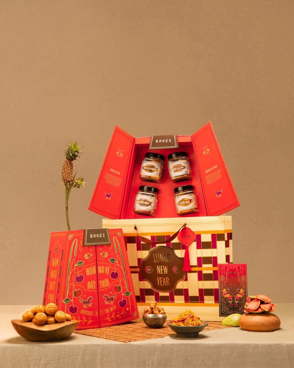 Hộp Song Mã với bánh dứa hoàng kim, ổi ruby Tiền Giang, hạt điều thảo mộc và gà sấy lá chanh (Ảnh: Bakes).